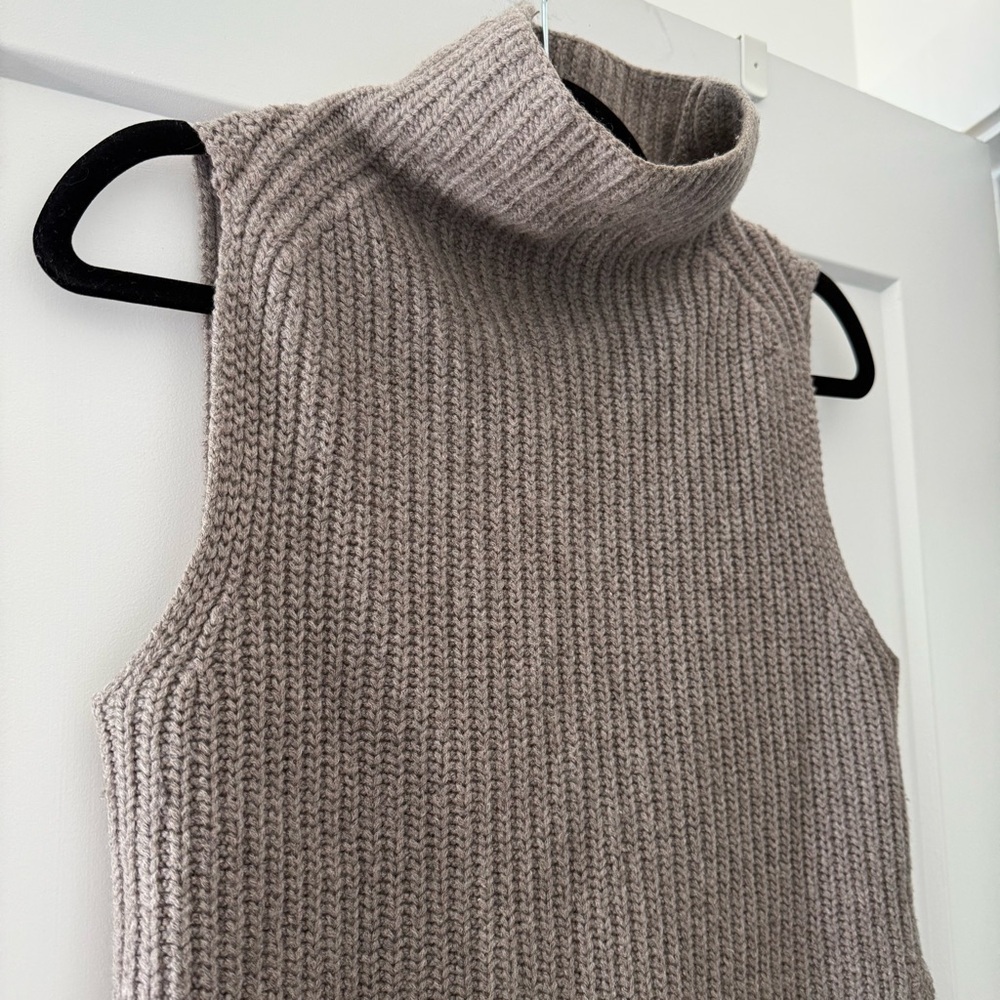 Aritzia Wilfred taupe mocha Durandal sleeveless turtleneck top - size XS - Picture 7 of 7